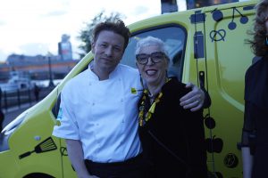 jamie-oliver-and-ronni-kahn-at-uk-ceo-cookoff